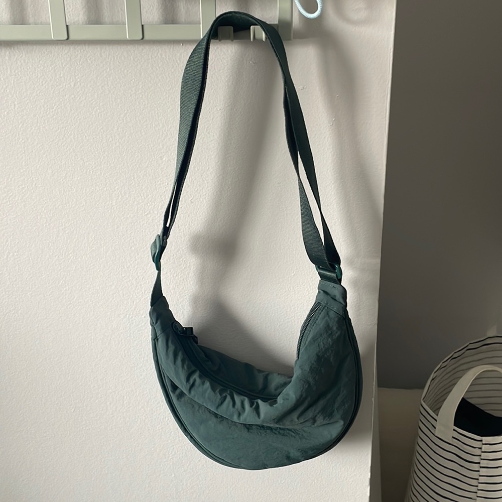 💌 {uniqlo} forest green crescent bag